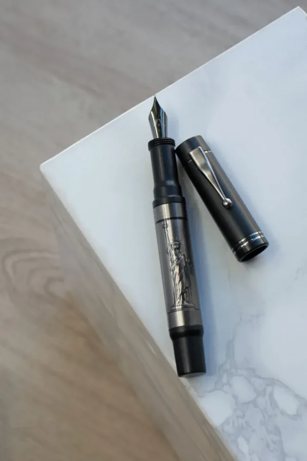 Gioia Liberty Island Black Sand: Vulpen met Vrijheidsbeeld - Afbeelding 3